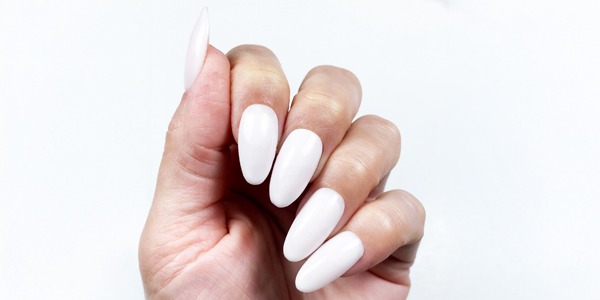 Top coat per bianco: come evitare l’ingiallimento su French, Baby Boomer e manicure sposa