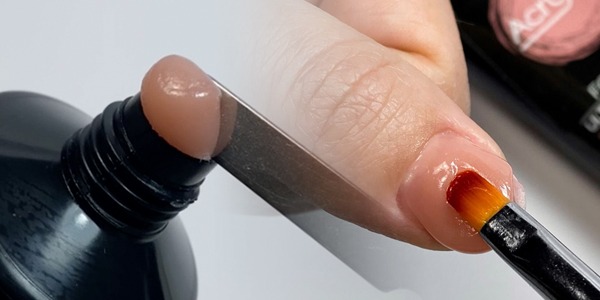 Guida tecnica all’Acrygel professionale: come dimezzare i tempi di ricostruzione in salone