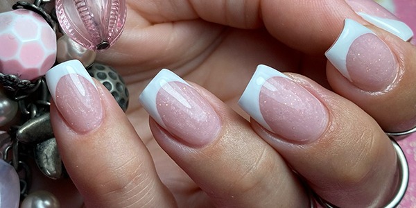 Manicure sposa 2026: colori wedding, bianchi che non ingialliscono e il top coat che cambia tutto