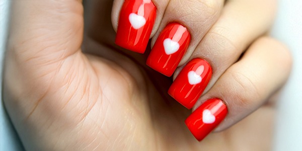Nail Art San Valentino: cuori romantici con semipermanente rosso carminio