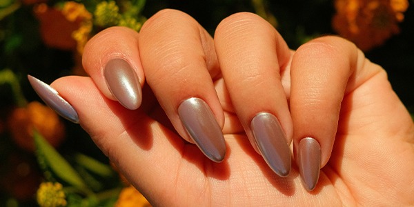 Unghie Effetto Specchio: Chrome Nails con Polvere Cromata, Guida Completa