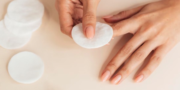 Rimozione Smalto Semipermanente: Come Farlo Senza Danneggiare l'Unghia