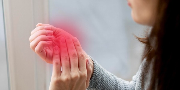 Allergia allo Smalto Semipermanente: Cause, Prevenzione e Soluzioni HEMA-Free