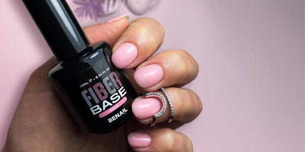 Fiber Base unghie: cos’è, a cosa serve e come usarla per un rinforzo professionale