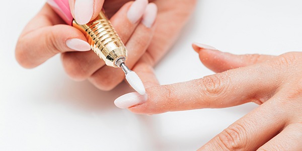 Manicure Russa: Cos'è, Come si Fa e Perché Conquista i Saloni